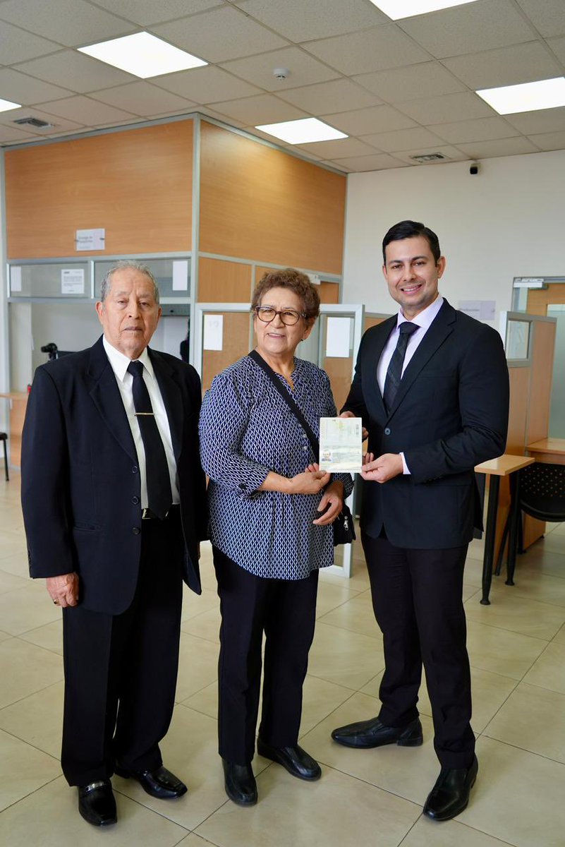 MIT_Ecuador's tweet photo. #Azuay | El Viceministro de Tecnologías de la Información y comunicación, @Ricardo__Guti visitó la agencia San Blas del Registro Civil, en Cuenca:

Verificó el funcionamiento y atención en los servicios que brinda esta agencia:
✅ cedulación, 
✅pasaporte y 
✅firmas electrónicas. 

🪪La infraestructura tecnológica, logística y el personal que labora en este centro permite el procesamiento de alrededor de 4500 cédulas y 3500 pasaportes al mes.
