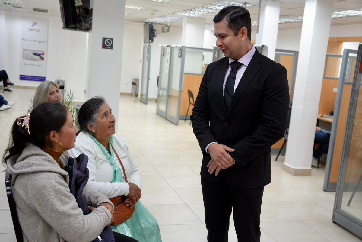 MIT_Ecuador's tweet photo. #Azuay | El Viceministro de Tecnologías de la Información y comunicación, @Ricardo__Guti visitó la agencia San Blas del Registro Civil, en Cuenca:

Verificó el funcionamiento y atención en los servicios que brinda esta agencia:
✅ cedulación, 
✅pasaporte y 
✅firmas electrónicas. 

🪪La infraestructura tecnológica, logística y el personal que labora en este centro permite el procesamiento de alrededor de 4500 cédulas y 3500 pasaportes al mes.