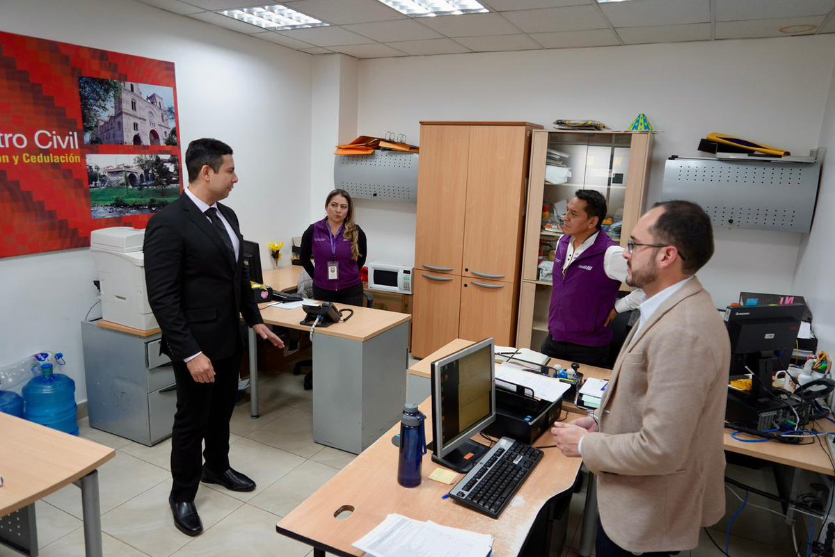 MIT_Ecuador's tweet photo. #Azuay | El Viceministro de Tecnologías de la Información y comunicación, @Ricardo__Guti visitó la agencia San Blas del Registro Civil, en Cuenca:

Verificó el funcionamiento y atención en los servicios que brinda esta agencia:
✅ cedulación, 
✅pasaporte y 
✅firmas electrónicas. 

🪪La infraestructura tecnológica, logística y el personal que labora en este centro permite el procesamiento de alrededor de 4500 cédulas y 3500 pasaportes al mes.
