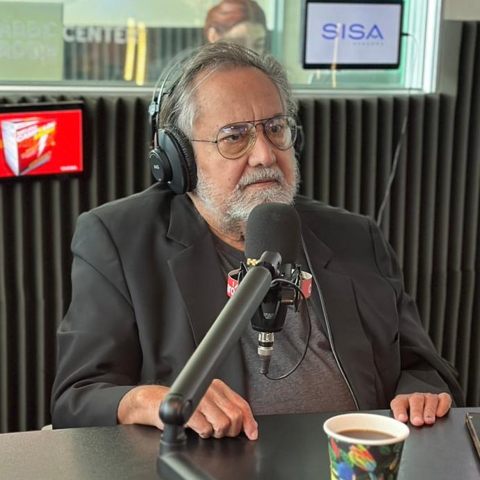 SomosLaTribuFM's tweet photo. "El Salvador se ha maquillado muy bien, pero eso no es desarrollo, la microeconomía está en el suelo." Héctor Hernández Turcios (@HectorHTurcios1), abogado y analista político.

En vivo por:
- @SonoraFM_sv 104.5
- https://t.co/9MXLX5wKhS
- YouTube: https://t.co/rYERVXIQZY https://t.co/gW1NPo4OtM