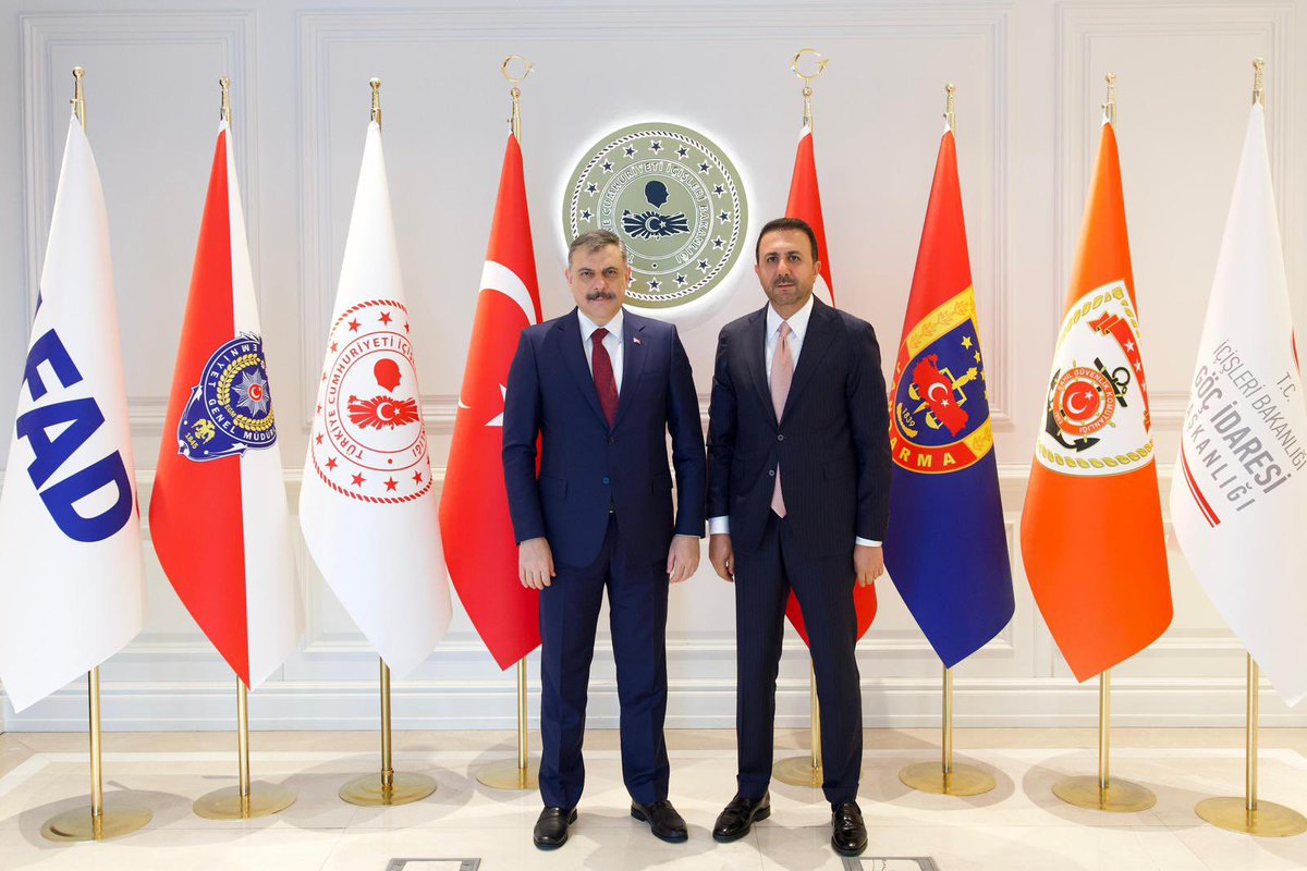 T_Bedirhanoglu's tweet photo. İçişleri Bakanımız Sn @mustafaciftcitr makamında ziyaret ettim.

#Bitlis’imizle vefanın bir örneği olarak her daim özel olarak ilgilenen, sorun ve taleplerimizi çözüme ulaştıran Kıymetli Bakanımız ile ilimizin gündemlerini değerlendirdik.

Bu sene yatırıma alınan #Ahlat #Güroymak ve #Mutki Hükümet Konakları  başta olmak üzere #Bitlis’imize yapmış oldukları yatırımlar için kendisine müteşekkiriz.