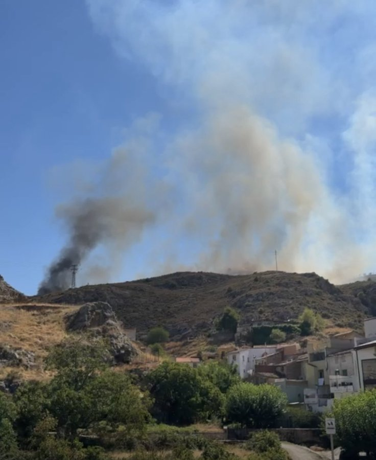 posted_news's tweet photo. #IFCervera: Activo un incendio de unas 10 hectáreas en Cervera del Río Alhama. El operativo de @lariojaorg y el MITECO combate las llamas en zona de monte y almendros. Cortada la carretera LR-123 hacia Cabretón.
📍42.003686,-1.945576
@BBFFLaRioja @lariojaorg https://t.co/cW94ZutiQw