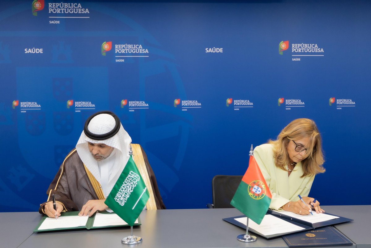 FahadAlJalajel's tweet photo. سعيًا إلى تعزيز شراكات المملكة الصحية دوليًا، وتبادل الخبرات والتجارب الرائدة.

خلال زيارتي الرسمية إلى جمهورية البرتغال، سعدت بلقاء معالي وزيرة الصحة آنا باولا مارتينز؛ حيث بحثنا سبل تعزيز التعاون الصحي بين البلدين، ووقّعنا مذكرة تفاهم بين وزارتي الصحة؛ لتطوير الشراكة وتبادل الخبرات في مجالات الرعاية الصحية والابتكار والصحة الرقمية، بما يسهم في رفع كفاءة الخدمات الصحية واستدامتها في البلدين الصديقين.
