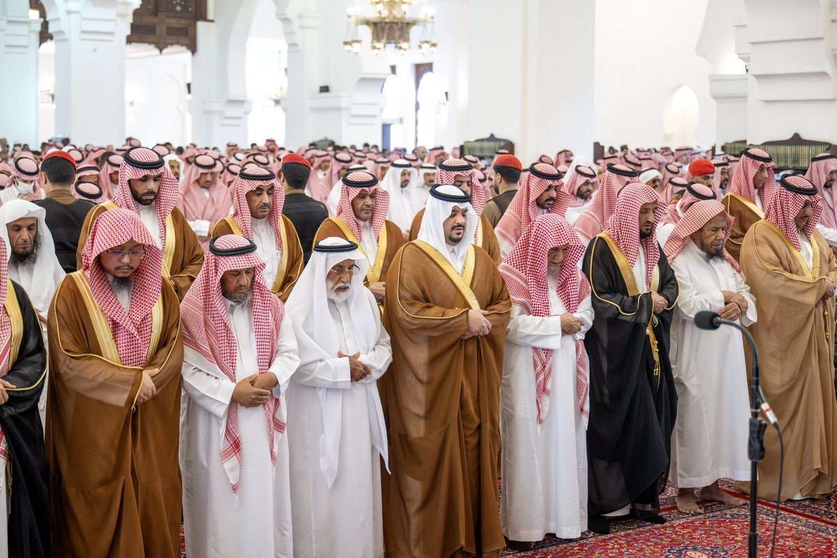 emara_alriyadh's tweet photo. سمو نائب أمير منطقة #الرياض يؤدي صلاة الميت على الشيخ سعد آل فريان -رحمه الله-.
https://t.co/vy2nRcmFt4

#إمارة_منطقة_الرياض https://t.co/o5gd8cHvQm