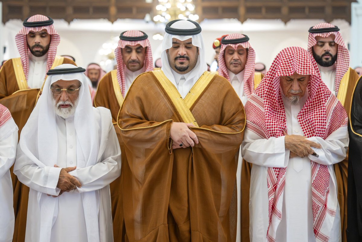 emara_alriyadh's tweet photo. سمو نائب أمير منطقة #الرياض يؤدي صلاة الميت على الشيخ سعد آل فريان -رحمه الله-.
https://t.co/vy2nRcmFt4

#إمارة_منطقة_الرياض https://t.co/o5gd8cHvQm