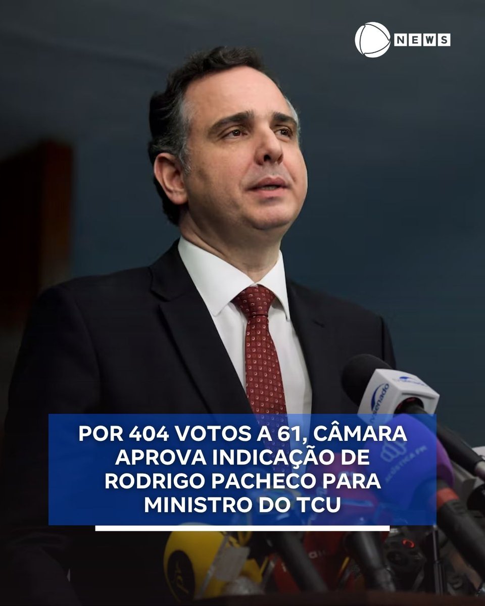 recordnews's tweet photo. A Câmara dos Deputados aprovou nesta quarta-feira (2), por 404 votos a 61, em votação secreta, a indicação do senador Rodrigo Pacheco (PSB-MG) para o TCU (Tribunal de Contas da União). Com a aprovação, o ex-presidente do Congresso Nacional poderá assumir a vaga aberta na Corte após a renúncia do ministro Bruno Dantas.
Relator da indicação no plenário, o deputado federal Aécio Neves (PSDB-MG) destacou que a trajetória de Pacheco “sempre foi pautada pela moderação, pela busca incansável pelo consenso e por um compromisso irredutível com o respeito às leis e à soberania das instituições democráticas”.
“Por todo o exposto, fundamentado em uma biografia de inegável espírito público, compromisso cívico e comprovada lealdade à Constituição Federal, somos pela aprovação do nome do Senador Rodrigo Pacheco para compor o colegiado de Ministros do Tribunal de Contas da União”, recomendou o tucano em seu parecer. 📲 #RecordNews #Notícias

➡️ Leia mais em: https://t.co/n1RRdEymFJ

📷 Reprodução: Saulo Cruz/Agência Senado