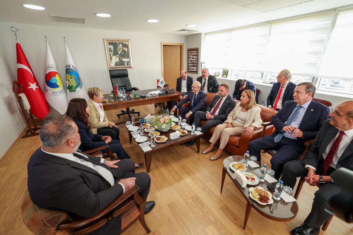 herkesicinCHP's tweet photo. Genel Başkanımız Kemal Kılıçdaroğlu, İzmir Ticaret Borsası’nı ziyaret etti. https://t.co/jgpjzspU3I