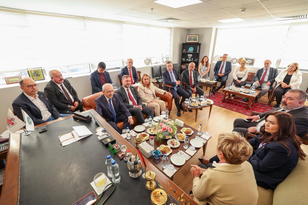 herkesicinCHP's tweet photo. Genel Başkanımız Kemal Kılıçdaroğlu, İzmir Ticaret Borsası’nı ziyaret etti. https://t.co/jgpjzspU3I