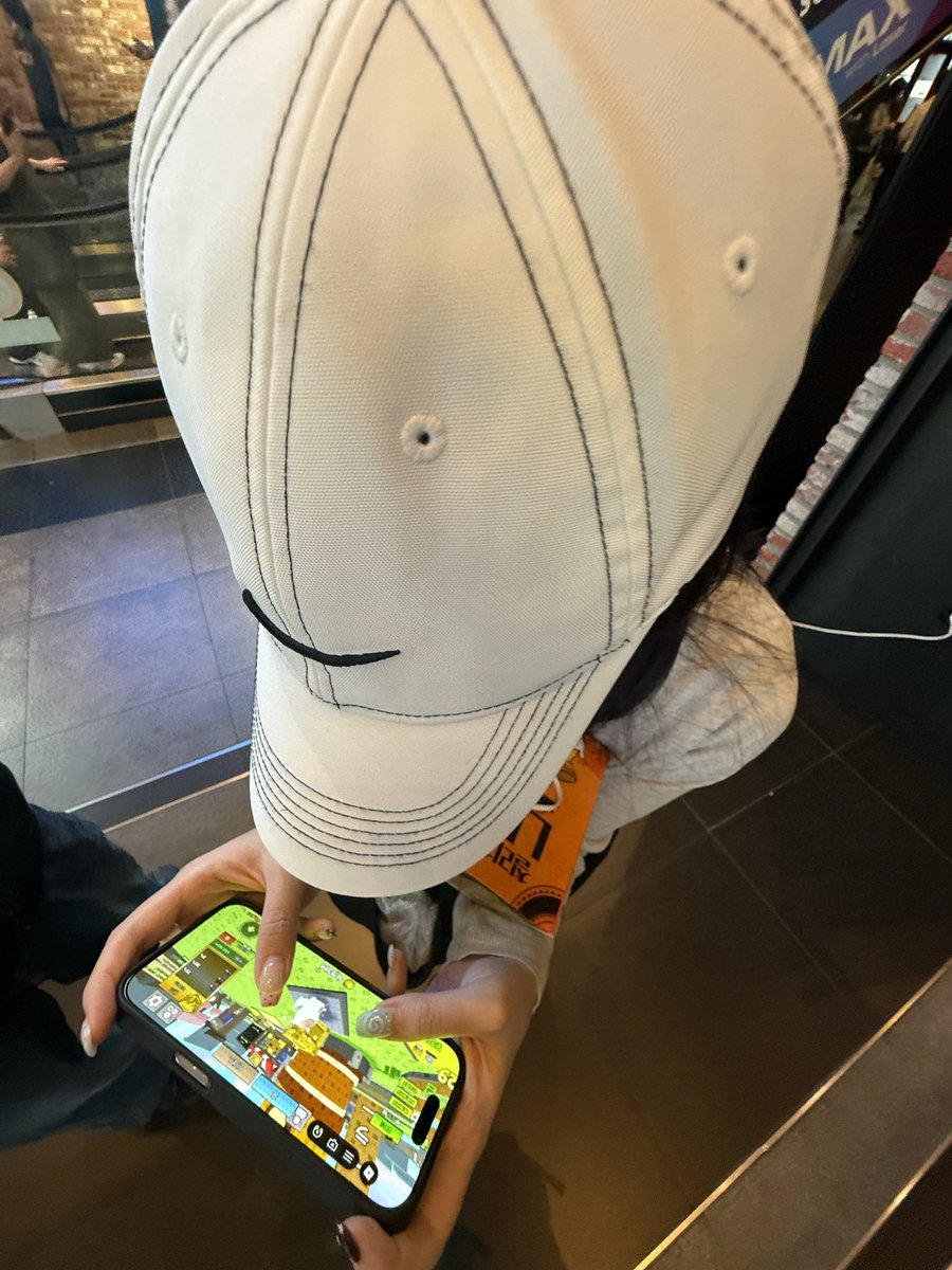 zxchives's tweet photo. 뒤늦게 로블록스 중독된 트친 어떡할까
영화관 입장 직전까지 카피바라 온센만 함 ㅡㅡ https://t.co/ajKg94doa1
