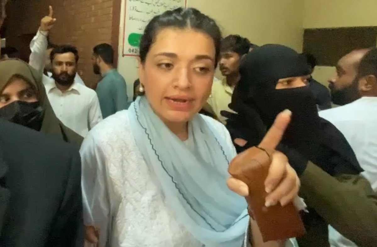 Ranasajid44's tweet photo. اس سکہ بند گشتی نے جھوٹی ٹویٹ پر محترمہ @AzmaBokhariPMLN سے عدالت میں معافی مانگ لی ہے 
دیکھا جاے فلک جاوید جیسی گھٹیا بےغیرت عورت معافی کے قابل نہیں https://t.co/d5kdrBCgf7