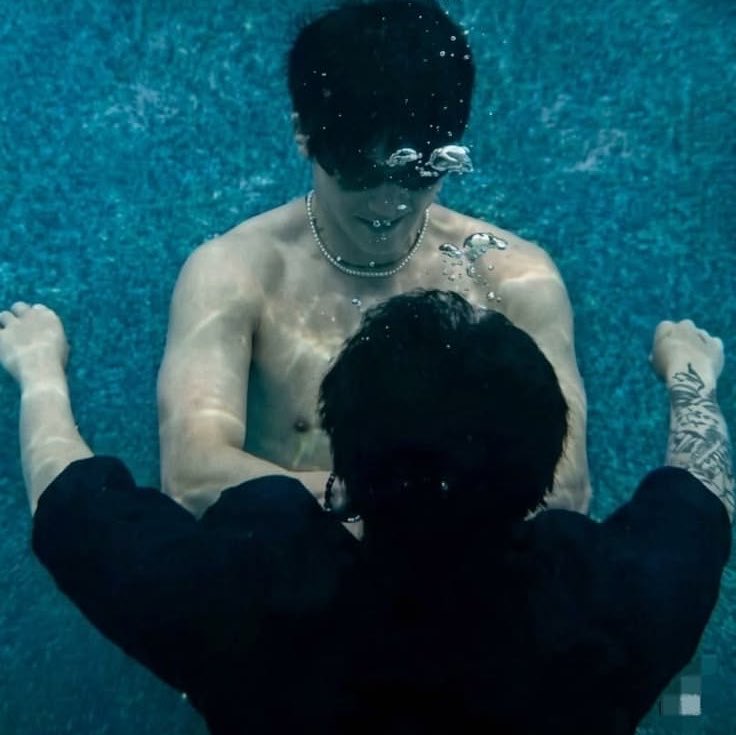 bangtanpulsee's tweet photo. #taekookau | Esposo de mentirinha.

Jungkook é um garanhão que teve o coração partido e, depois do divórcio, descobriu uma nova técnica para conquistar seus casos: usar uma aliança e bancar o homem divorciado que ainda sofria pelo ex. Tudo funcionava perfeitamente, até se+ https://t.co/izACkUw46M