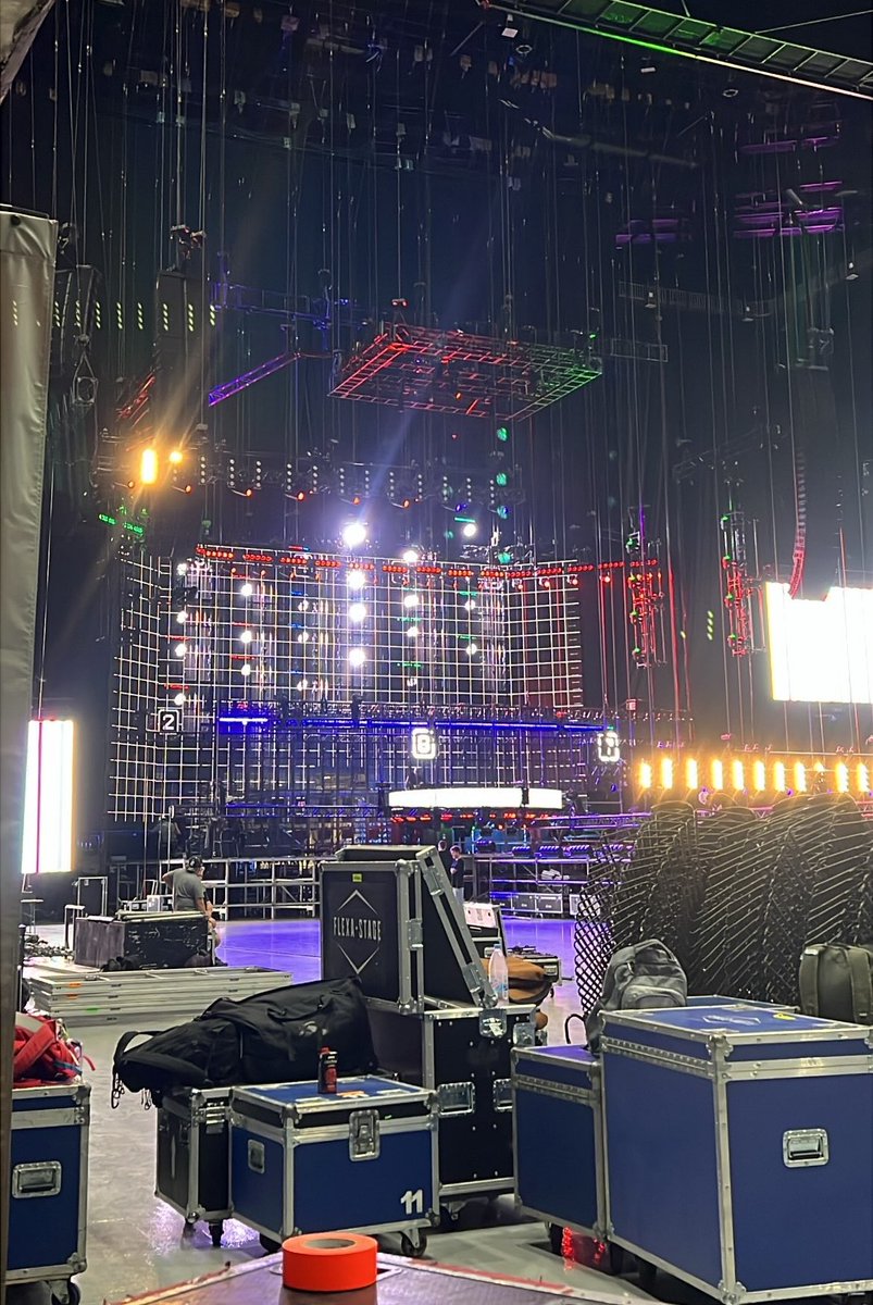 oficialtinibra's tweet photo. 🚨 SPOILEEEER! 🚨 Um gostinho do novo palco da #FuttturaWorldTour 🛸✨ totalmente adaptado para arenas! https://t.co/QYMCzu5A86