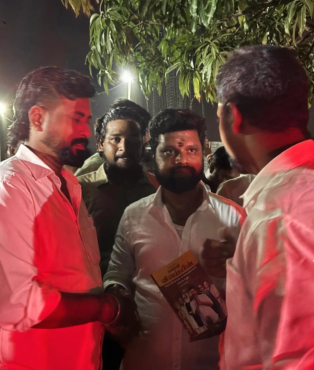 LingeshwarTVK's tweet photo. தமிழக வெற்றிக் கழகம் திருவள்ளூர் தென்மேற்கு மாவட்ட கழகச் செயலாளர் மாண்புமிகு  மாதவரம் சட்டமன்ற உறுப்பினர் அண்ணன் திரு ML விஜய் பிரபு MLA அவர்கள் முன்னிலையில் தமிழக வெற்றி கழகத்தில் என்னை 1/09/2026 அன்று இணைந்து கொண்டேன்

#TVK #thalapathi #vijay https://t.co/winK4SWdfz