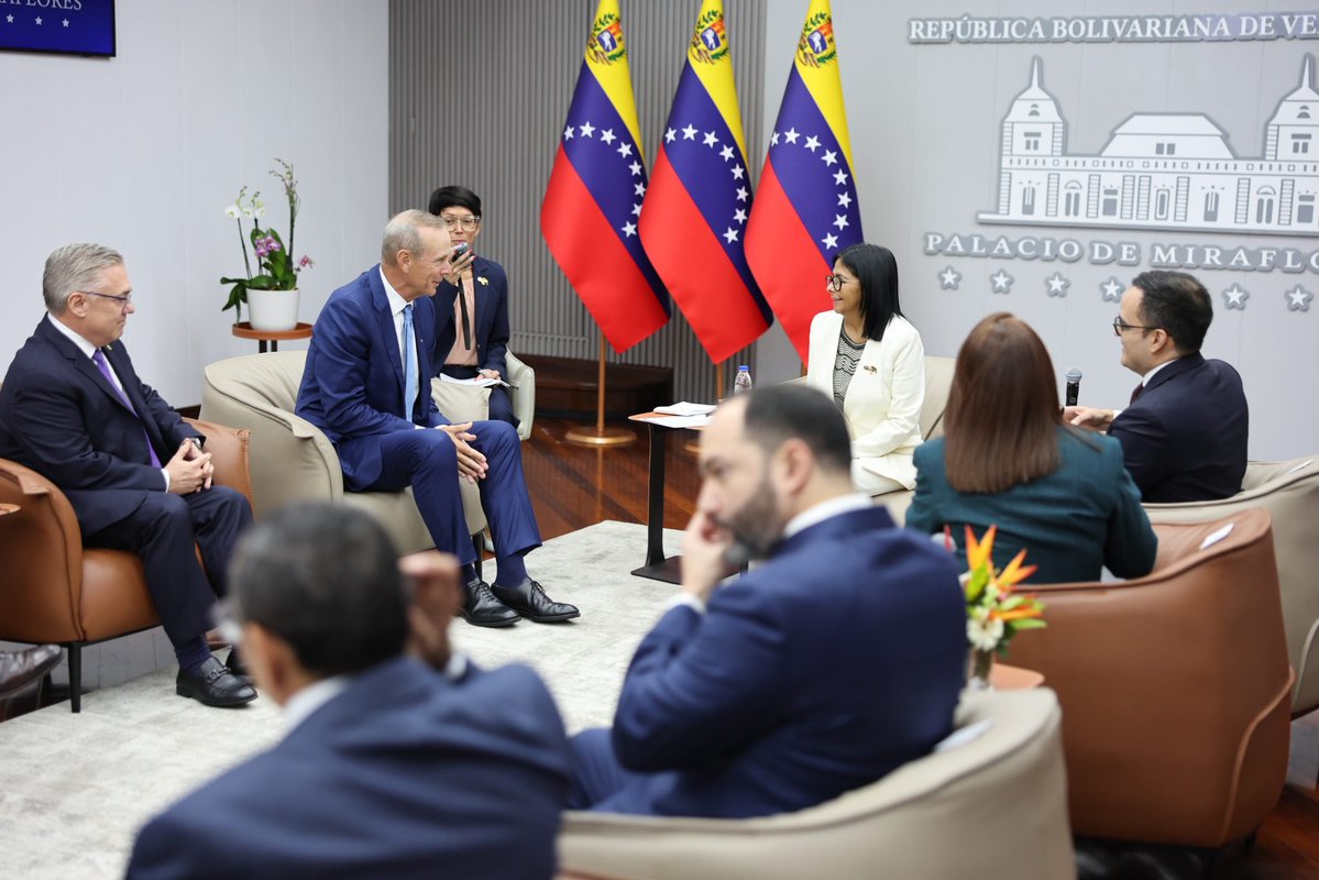 Cancilleria_ve's tweet photo. 📰#EsNoticia | Presidenta Delcy Rodríguez encabeza reunión estratégica con ejecutivos de Chevron

La jornada de trabajo se inscribe en las reuniones que adelanta el Ejecutivo nacional con distintas corporaciones del sector energético internacional.

https://t.co/hhPJrdQoIg https://t.co/ievXfSqae0