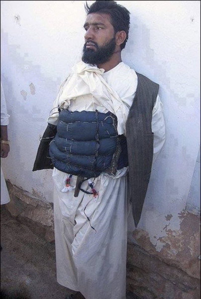 Ironicjs's tweet photo. Pakistanlı intihar bombacısı Şeyh Asadhullah Halid, Keşmir’de yakalandı.

Üzerinden çıkan en ilginç şey ise bombadan çok, cinsel organlarını patlamadan korumak için taktığı metal kalkan oldu.

Gerekçesi: Cennetteki 72 bakireye karşı hazırlıksız yakalanmamak. 😂 https://t.co/MahJNK1an0