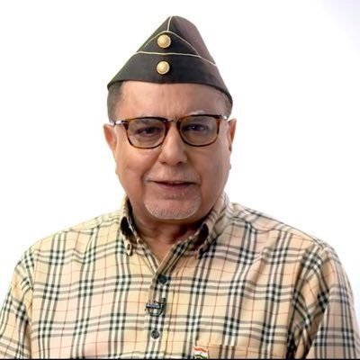 KT_2799's tweet photo. 1. Subhash Chandra Garg 
2. Subhash Chandra 
Dono hi Economics ko lekar charcha me hai ek @subhashchandra unki khud ki economical Condition kharab hone ke wajah se charcha me hai.
@Subhashgarg1960 Desh Ki Economical Condition kharab hai batane ke liye charcha me hai. https://t.co/374dwRLfmw