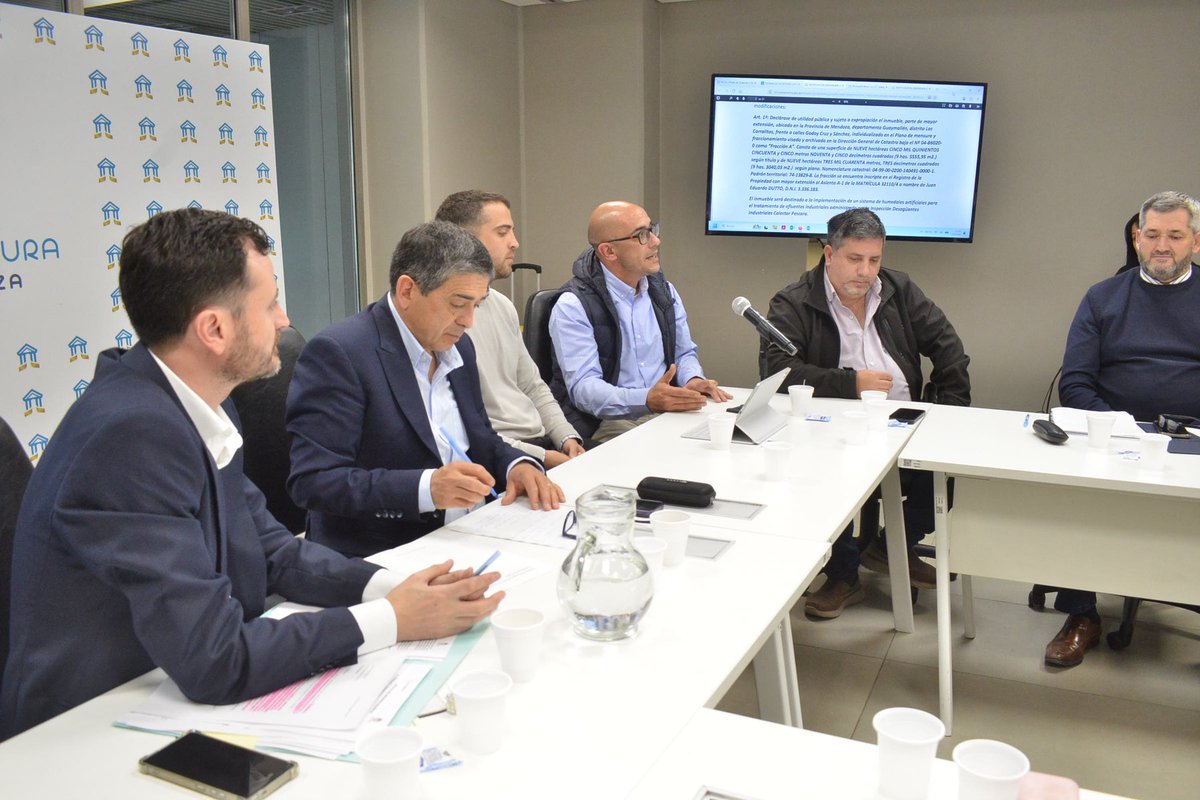 NEisenchlas's tweet photo. Beneficios financieros para Mendoza 

Recibimos a @Pequefayad @Haciendamdz para conocer los alcances del acuerdo entre Mendoza y Nación por deudas y acreencias entre ambas jurisdicciones.
Un convenio importante para nuestra provincia, que reconoce $121.282 millones a favor. https://t.co/sddtcQdbFF