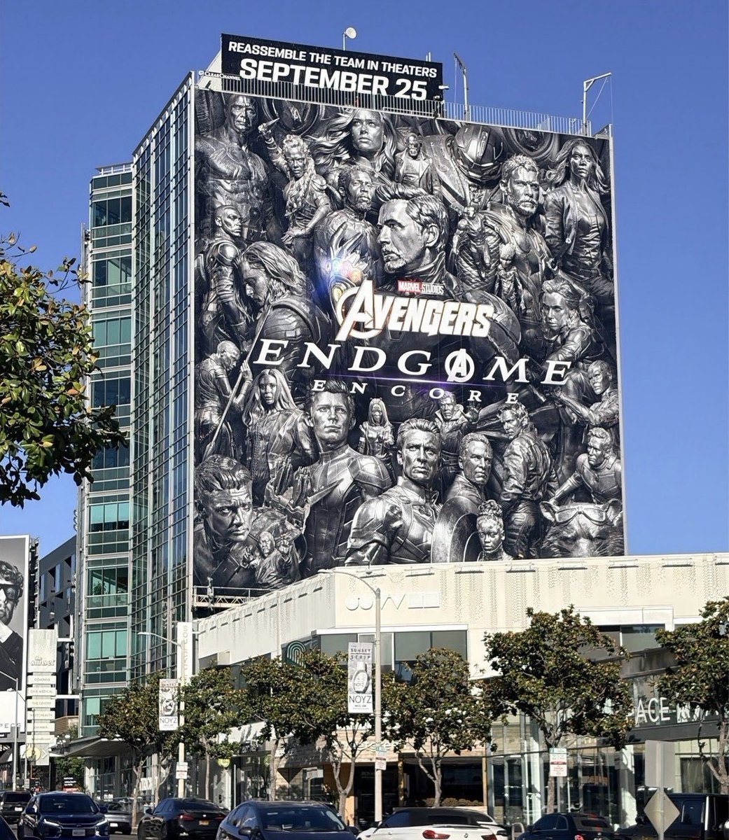 QuidVacuo's tweet photo. Volver a ver a Tony Stark en un banner promocional gigante se siente tan extraño después de 6 años https://t.co/v9KuJuDUsy