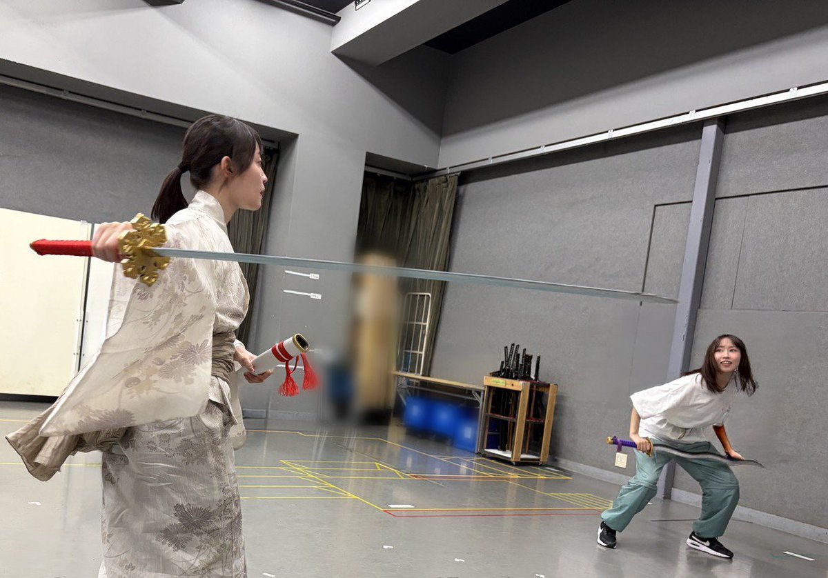 ShinsakuraStage's tweet photo. /／
#舞台新サクラ大戦 
稽古場写真日誌🔟日目📸✨
\＼

本日は、白姫役の #岩田陽葵 と、泉水役の #古賀成美 の殺陣稽古中の写真をご紹介🌸。.:*・゜
本公演でどのようなシーンになるのかお楽しみに⚔

📅 9/18㊎-9/27㊐
📍シアターサンモール

🎫チケット一般販売中
https://t.co/vMoe3n9Spq https://t.co/t1Hs6xLjtx