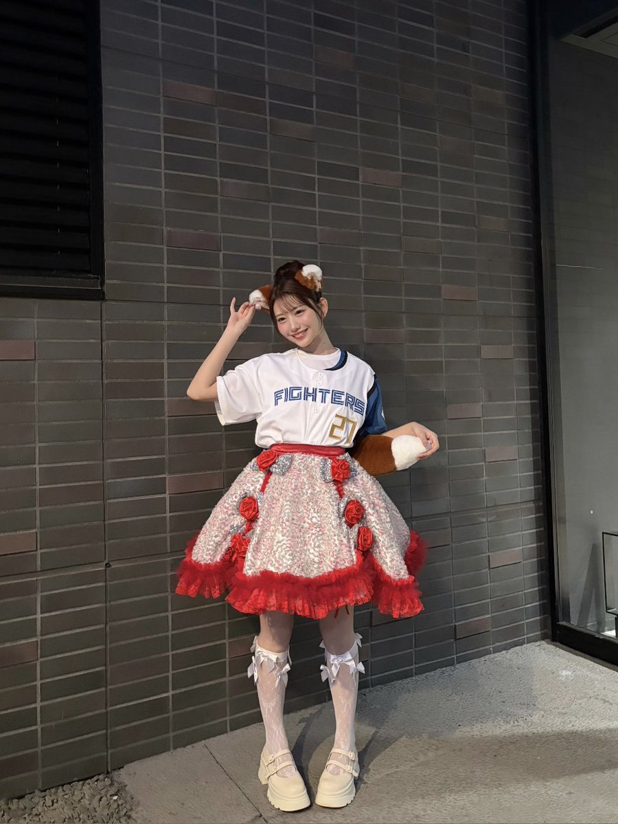 mayumi_ss1227's tweet photo. ファイターズ × TOMAKOMAI MIRAI FEST 2026
ありがとうございました⚾️🔥

すいすてパフォーマンスにて ファイターズさんの応援をさせてもらいました！🦊🤘✨️✨️
⁡
灼熱した試合に、気づいたら私もたくさん声出しても応援してました！選手の皆様、応援に来ていた皆様 お疲れ様でした！！😸🎶 https://t.co/aH2ibktMWm