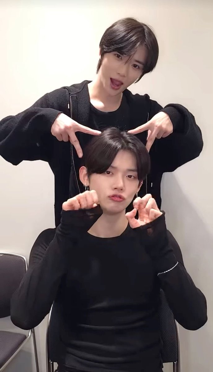 hrtz4jyo's tweet photo. i hope whoever's behind me in the group photo is prepared to be posted up like this https://t.co/iwI89r39CD