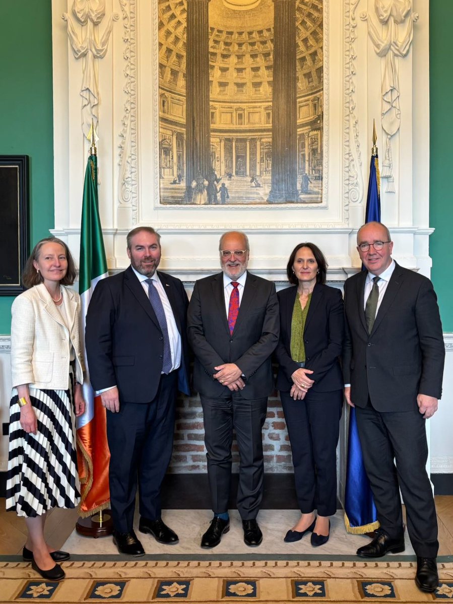 Swiss_IRL's tweet photo. Swiss State Secretary for Foreign Affairs @SwissMFAStatSec attended the informal meeting of EU Foreign Affairs Ministers in Ireland.

On the margins, he met @JohnLahart and @barrymward   at the @OireachtasNews , strengthening the close ties between our two countries. 🇨🇭🤝🇮🇪 https://t.co/HtlSHuDTou