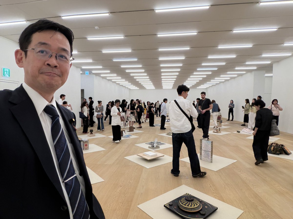 KenAkamatsu's tweet photo. 本日と明日は、韓国のソウルで開催のアートイベント「Frieze_Seoul」などを視察中。アジア最大級とも言われる規模と内容を体感し、日本でのアート振興に活かしたいのですが・・・実は税制優遇の面では韓国の方がかなり進んでおり、そこは大分不利な感じ。（これについては党のアート小委員会でも何度か議題に上げて検討しています。）

また、香港のM＋もそうでしたが、夜遅くまでイベントをやっていて、若者が美術系施設に続々入場しておりました。これについても、日本では今すぐに追随するのは難しいですね。いくつか試みがあるにはあるのですが・・・

ところで韓国のアートイベントを夜まで回ってみたところ、韓国の若手現代アーティストの中には、日本の漫画やアニメの影響を受けている人も結構多い印象で驚きです。何と私の読者もいたので、名刺を渡してお話をお聞きしてきました。特にCLAMPさんとか人気ですね。
また日本の画廊の出展ブースの注目度は高く、やはり内容自体は良い線行ってるのではないかと思います。あとは国の姿勢の違いですかね・・・。明日も続けて視察します。