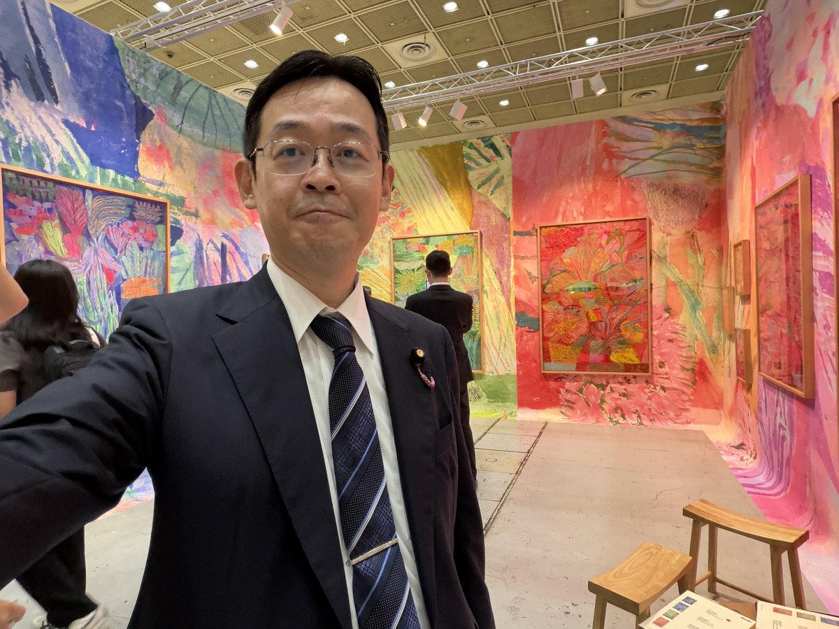 KenAkamatsu's tweet photo. 本日と明日は、韓国のソウルで開催のアートイベント「Frieze_Seoul」などを視察中。アジア最大級とも言われる規模と内容を体感し、日本でのアート振興に活かしたいのですが・・・実は税制優遇の面では韓国の方がかなり進んでおり、そこは大分不利な感じ。（これについては党のアート小委員会でも何度か議題に上げて検討しています。）

また、香港のM＋もそうでしたが、夜遅くまでイベントをやっていて、若者が美術系施設に続々入場しておりました。これについても、日本では今すぐに追随するのは難しいですね。いくつか試みがあるにはあるのですが・・・

ところで韓国のアートイベントを夜まで回ってみたところ、韓国の若手現代アーティストの中には、日本の漫画やアニメの影響を受けている人も結構多い印象で驚きです。何と私の読者もいたので、名刺を渡してお話をお聞きしてきました。特にCLAMPさんとか人気ですね。
また日本の画廊の出展ブースの注目度は高く、やはり内容自体は良い線行ってるのではないかと思います。あとは国の姿勢の違いですかね・・・。明日も続けて視察します。