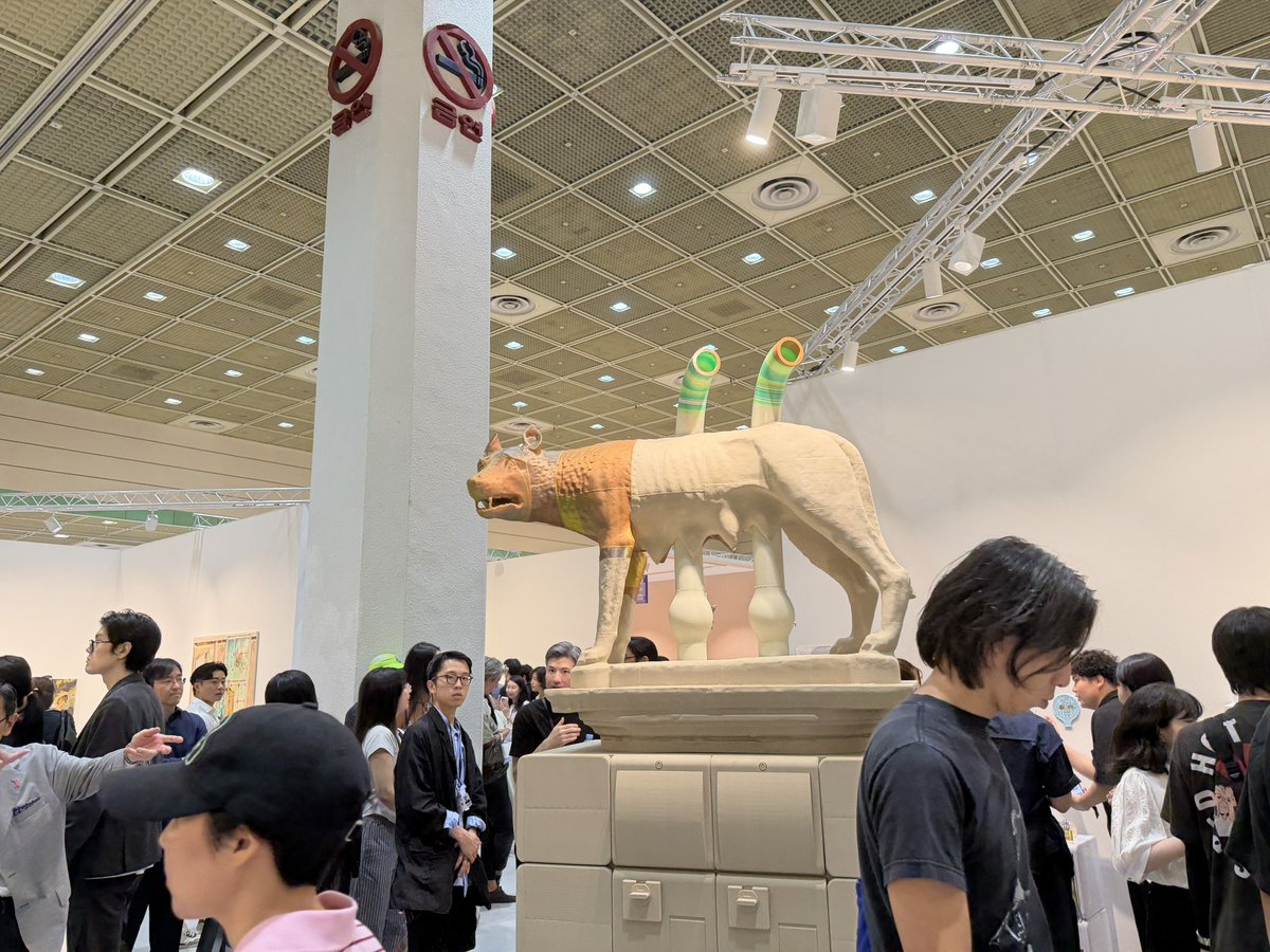KenAkamatsu's tweet photo. 本日と明日は、韓国のソウルで開催のアートイベント「Frieze_Seoul」などを視察中。アジア最大級とも言われる規模と内容を体感し、日本でのアート振興に活かしたいのですが・・・実は税制優遇の面では韓国の方がかなり進んでおり、そこは大分不利な感じ。（これについては党のアート小委員会でも何度か議題に上げて検討しています。）

また、香港のM＋もそうでしたが、夜遅くまでイベントをやっていて、若者が美術系施設に続々入場しておりました。これについても、日本では今すぐに追随するのは難しいですね。いくつか試みがあるにはあるのですが・・・

ところで韓国のアートイベントを夜まで回ってみたところ、韓国の若手現代アーティストの中には、日本の漫画やアニメの影響を受けている人も結構多い印象で驚きです。何と私の読者もいたので、名刺を渡してお話をお聞きしてきました。特にCLAMPさんとか人気ですね。
また日本の画廊の出展ブースの注目度は高く、やはり内容自体は良い線行ってるのではないかと思います。あとは国の姿勢の違いですかね・・・。明日も続けて視察します。