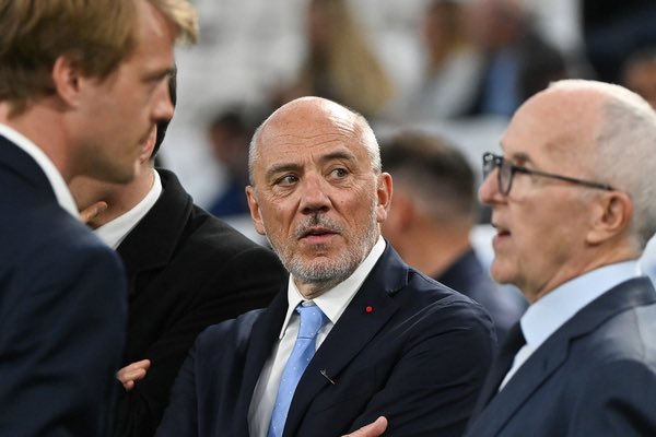 LaMinuteOM_'s tweet photo. 🚨🚨Stéphane Richard sur des départs cet hiver :

« Non. Ce n'est pas possible. On fera le point avec la DNCG, mais aussi avec le propriétaire du club. 

En fonction de ce point de passage, on verra ce qu'on fait cet hiver. 

Je dis aujourd'hui qu'on ne peut plus avoir une stratégie qui consiste uniquement à vendre. »

#TeamOM #MercatOM 

🎙️@Rothensenflamme