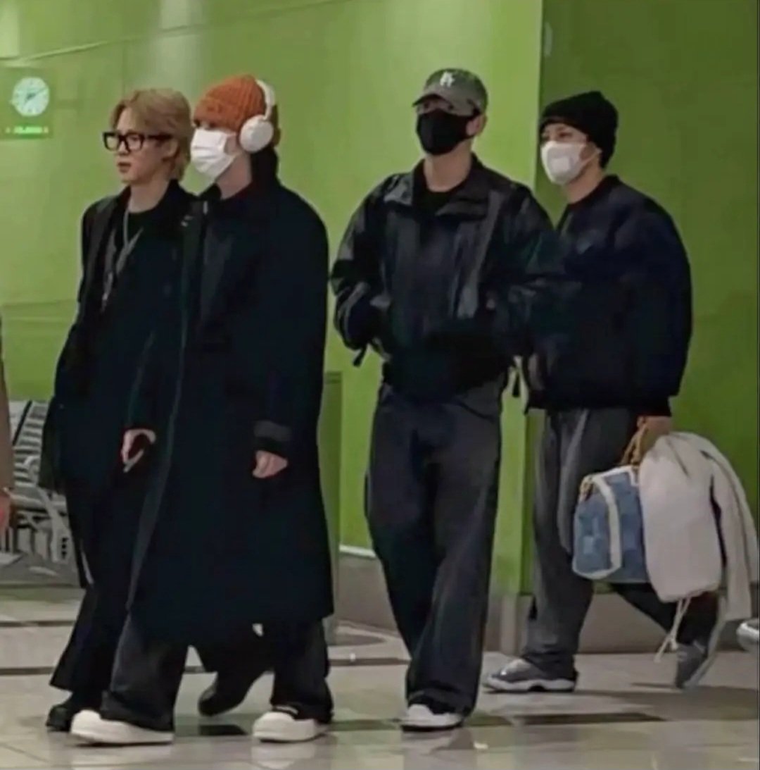Yangcha0705's tweet photo. Brainless idiots :  Yoongi can only act dominant on stage, but backstage, Jimin is always hanging out with others and stays away from Yoongi .. Blah_Blah_Blah 

Meanwhile yoonmin ;  👇 😆 

#yoonmin https://t.co/IhuwmV7RBq