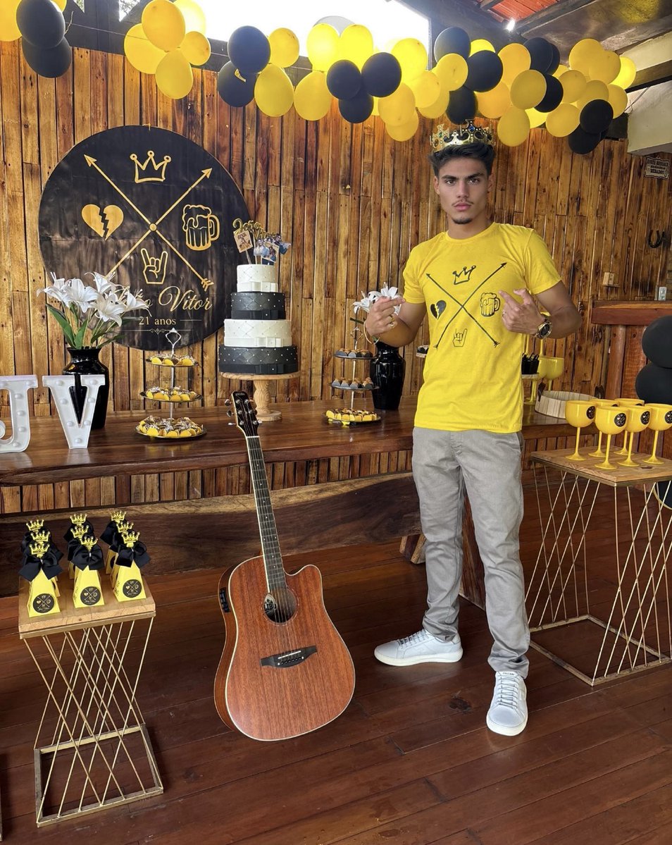 OliveVitor2005's tweet photo. Parabens pra mim! 21 anos concluidos com sucesso! 👑💛 #TodososCantos #MaríliaMendonça https://t.co/J0kFWHXUho