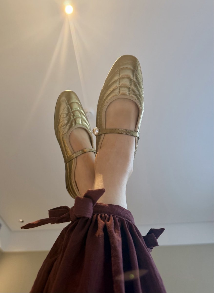 NaomiRuguoruge's tweet photo. 歇个脚🩰🤗
天花板当舞台
芭蕾舞平底鞋🥿
棕红色蝴蝶结灯笼裤是服装🏮🎀

今天的心情呀💗
就像这金色的鞋一样亮
惬意到实在不想落地🤩🤭 https://t.co/wUPFnJcGep