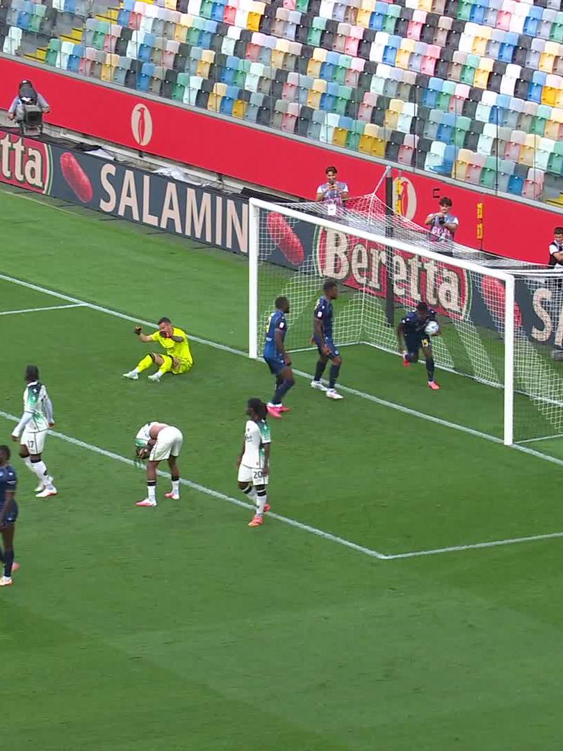 فَاكُون بايو يعيد أودينيزي إلى المباراة بهدف التعادل أمام فينسيا، لتصبح النتيجة 1-1 