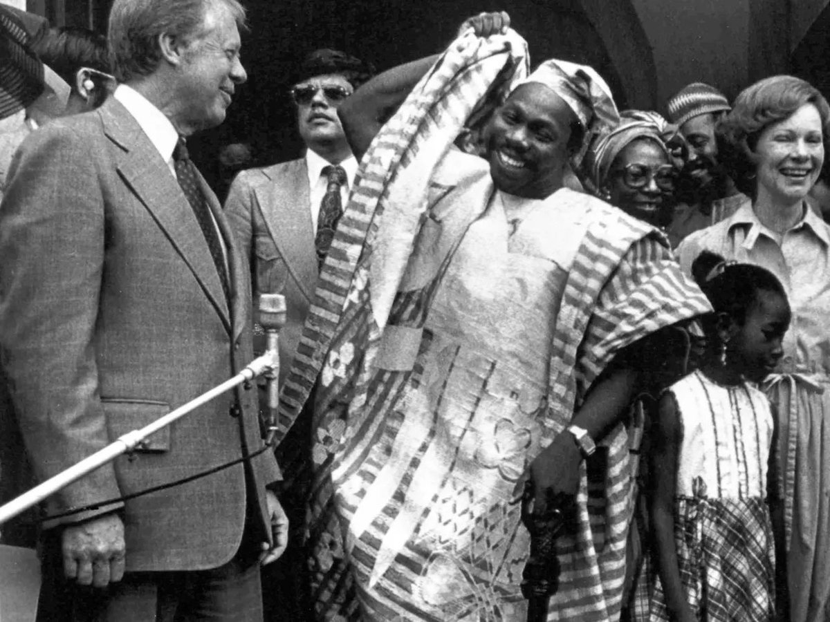 nwoko_greg62705's tweet photo. March 1978: When Jimmy Carter Came to Lagos and the Secret Service Almost Started a Fight With Nigerian Soldiers:

Thread 1
March 31 1978. President Jimmy Carter touched down in Lagos. 

It was the first time a sitting US President was visiting sub-Saharan Africa, and Nigeria was the stop. Head of State was Lieutenant-General Olusegun Obasanjo. The mood was supposed to be historic, warm, new US policy toward Africa.

But behind the handshakes, there was tension. 

The US Secret Service came with one job. Lock everything down. They wanted full control of Carter’s movement, his communication lines, and the physical perimeter everywhere he went in Lagos. Roads cleared without notice, buildings swept, agents everywhere with guns.