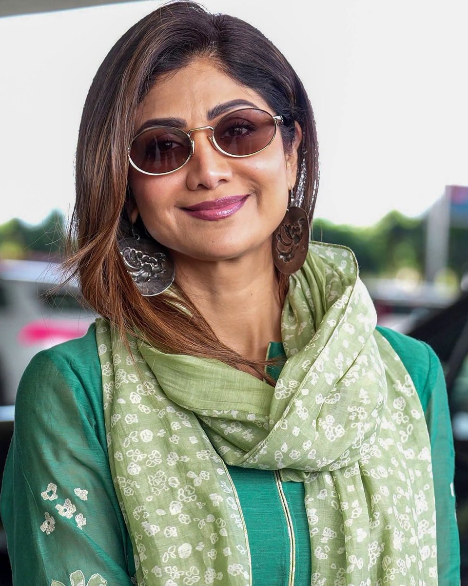 surajrajpu69's tweet photo. Airport fashion done right! ✈️ Bollywood icon Shilpa Shetty was spotted making a stylish entry at the Mumbai airport, effortlessly blending comfort with high-street fashion.💫
#ShilpaShetty #AirportLook #BollywoodFashion #MumbaiAirport
Image Courtesy- IANS https://t.co/iFjpXA2fgQ