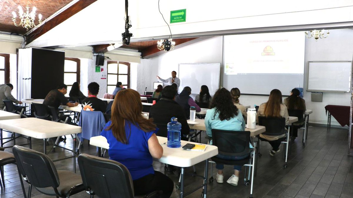 IEEM_MX's tweet photo. En el Centro de Formación y Documentación Electoral, personas servidoras públicas electorales asisten al curso "Primeros auxilios para su aplicación durante la administración escolar". ⛑️

Únete a la transmisión en 📡: https://t.co/mQRNJd6cvW https://t.co/M6yQQDnifx