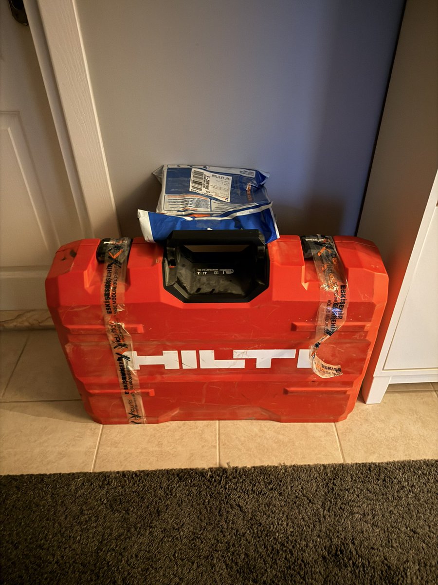 m_gorkemgulcan's tweet photo. Kargocu ufak ufak paketleri ofis yerine eve bırakıyordu bir şey demiyordum. Bugün Hilti’yi bırakmış. Ya insanlara alan açmaya hiç gelmiyor. Kültür bize agresif şekilde boşlukları doldurmayı zorunlu kılıyor. Sonra medeniyetle karşılaşınca bocalıyoruz. https://t.co/2YM5I9XoeX