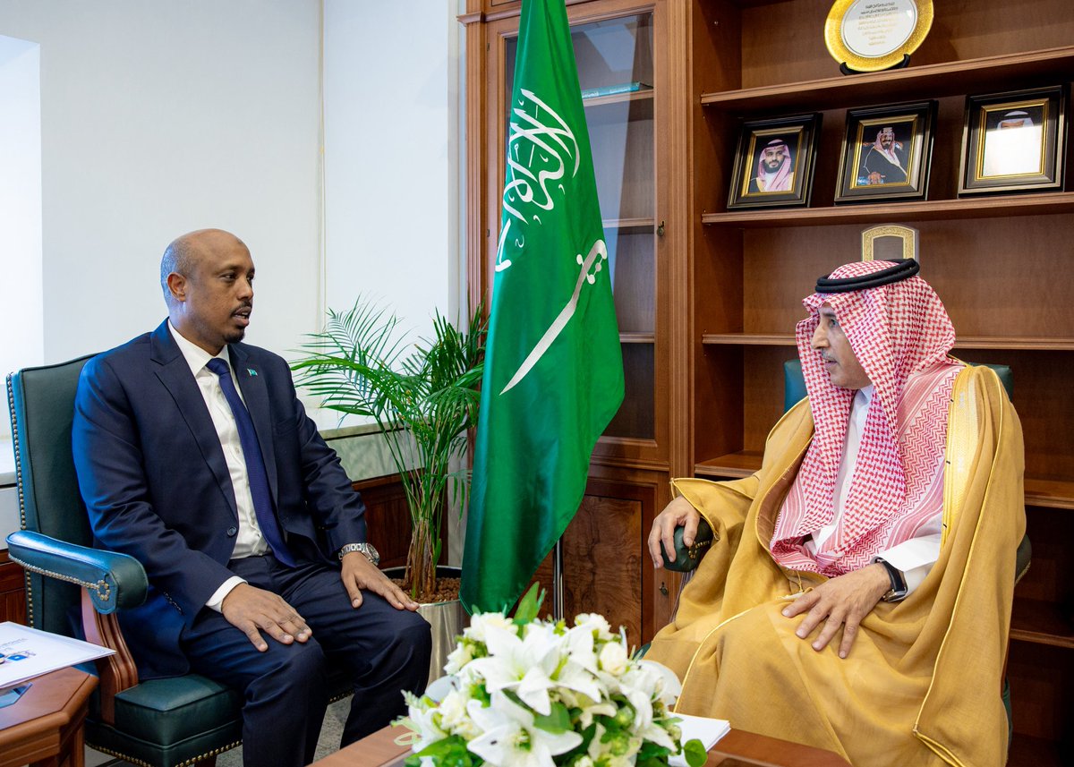 KSAMOFA's tweet photo. #الرياض | سعادة وكيل وزارة الخارجية للشؤون السياسية السفير الدكتور #سعود_الساطي يستقبل سعادة سفير جمهورية الصومال المعيّن لدى المملكة السيد محمد أمين شيخ عثمان.
وجرى خلال اللقاء استعراض العلاقات الثنائية بين البلدين، وبحث الموضوعات ذات الاهتمام المشترك. https://t.co/X4lynrkDJd
