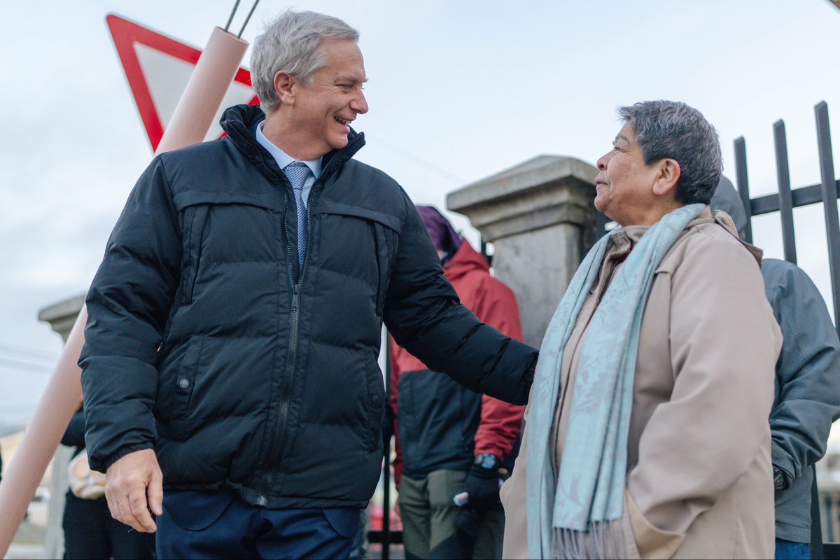 GobiernodeChile's tweet photo. 🏠 Más de 68 mil viviendas serán beneficiadas en todo Chile a través del Programa de Mejoramiento de Viviendas y Barrios #DS27.

Desde Magallanes, el Presidente José Antonio Kast anunció nuevos avances de esta iniciativa, que contempla más de $4.032 millones de inversión y proyecta cerca de 20 mil empleos.

En la región, serán 355 subsidios para mejorar viviendas, condominios y espacios comunitarios. 🇨🇱