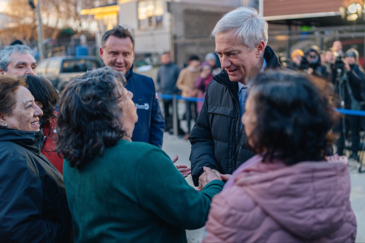 GobiernodeChile's tweet photo. 🏠 Más de 68 mil viviendas serán beneficiadas en todo Chile a través del Programa de Mejoramiento de Viviendas y Barrios #DS27.

Desde Magallanes, el Presidente José Antonio Kast anunció nuevos avances de esta iniciativa, que contempla más de $4.032 millones de inversión y proyecta cerca de 20 mil empleos.

En la región, serán 355 subsidios para mejorar viviendas, condominios y espacios comunitarios. 🇨🇱