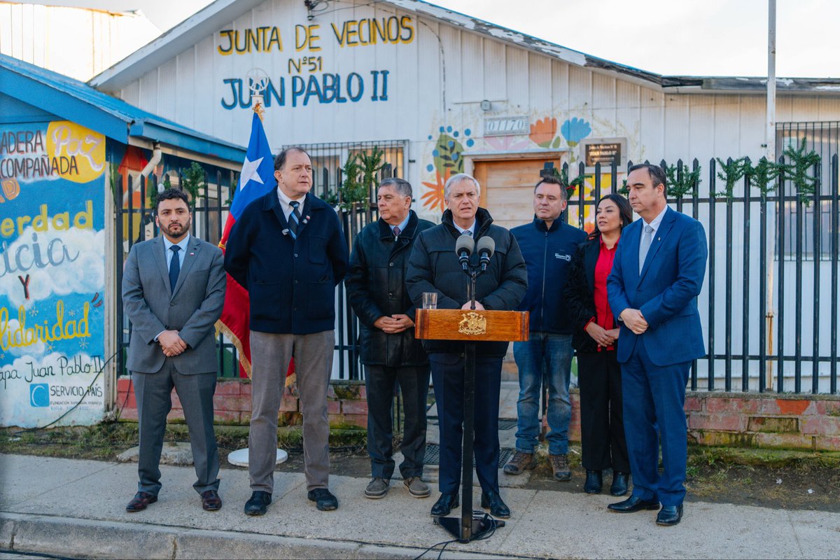 GobiernodeChile's tweet photo. 🏠 Más de 68 mil viviendas serán beneficiadas en todo Chile a través del Programa de Mejoramiento de Viviendas y Barrios #DS27.

Desde Magallanes, el Presidente José Antonio Kast anunció nuevos avances de esta iniciativa, que contempla más de $4.032 millones de inversión y proyecta cerca de 20 mil empleos.

En la región, serán 355 subsidios para mejorar viviendas, condominios y espacios comunitarios. 🇨🇱