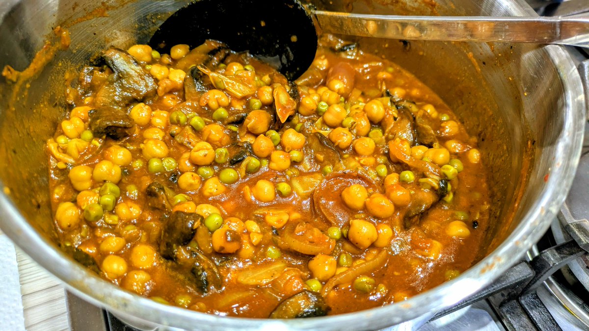 VeganOlive1's tweet photo. Homemade #Vegan #Korma curry....the smell is awesome 😋👌🌱🌻♥️🥰 https://t.co/RkUGr3Cu3p