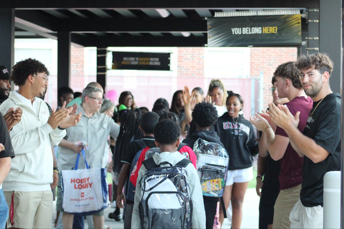 UMESHawkBase's tweet photo. 📚 ℍ𝔸𝕎𝕂𝕊 𝕀ℕ 𝕋ℍ𝔼 ℂ𝕆𝕄𝕄𝕌ℕ𝕀𝕋𝕐 📚

Baseball student-athletes, coaches and staff from the University of Maryland Eastern Shore welcomed students back to school at Wicomico Middle School!

#HawkPride | #SoarAboveandBeyond | #HBCUMade https://t.co/9nkwk0xQx0