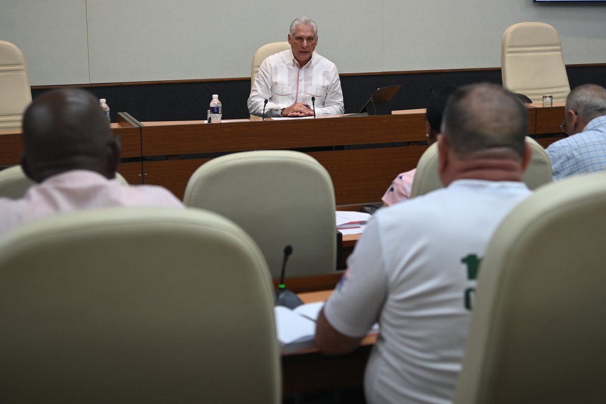 GobiernoCuba's tweet photo. 🇨🇺 Este martes, directivos y expertos relacionados con el sector hidráulico y la generación eléctrica intercambiaron con el Presidente @DiazCanelB sobre el aseguramiento de las fuentes de abasto de agua en La Habana.

https://t.co/0SVL1e12DU https://t.co/mzntgIHAqH