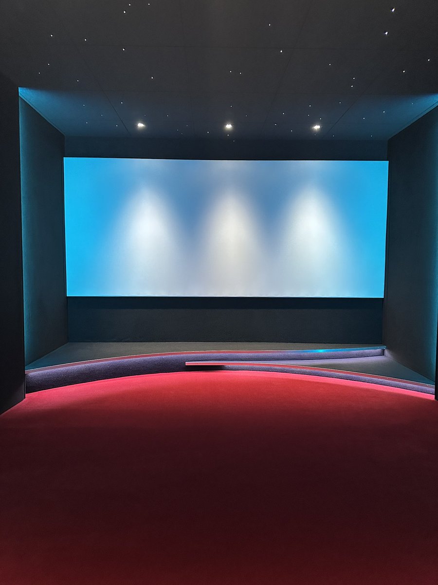 MLavost's tweet photo. Chanceux d’avoir un cinéma chez moi dans mon sous-sol 🥰👌🏻 vous êtes les bienvenus. Juste il y a 5 sièges 🤣 https://t.co/s9DoT9UFse