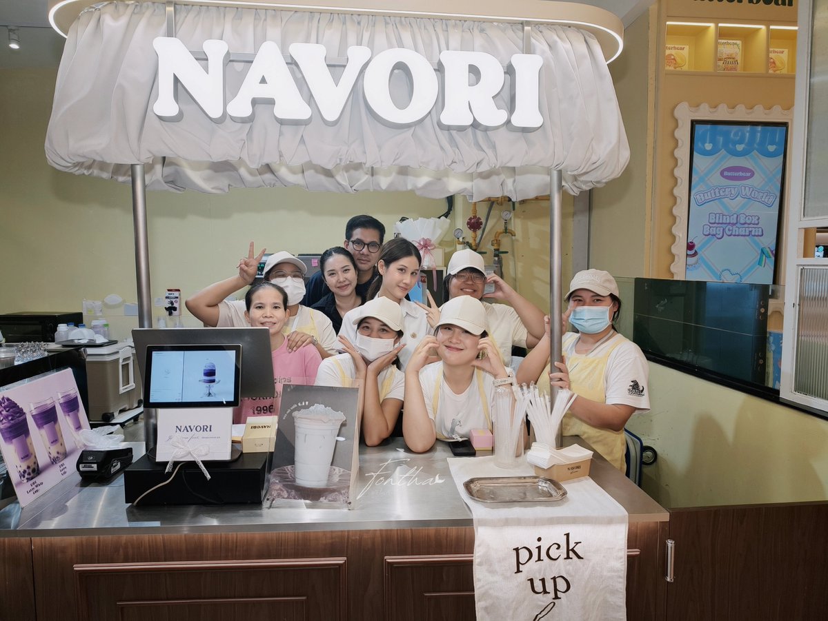 FlosAndPluvia's tweet photo. 02.09.2026 - Navori Popup Store at Siam Paragon

The whole #NavoriBKK team is so sweet, and watching this family pastry grow is everything. Today, they're clearly grinding but still bring the best energy and the happiest smiles. Customer for life fr 🫶

#Navori @NavoriBKK

P.S. Should I edit Mr. CEO @dunknatachai into the pic? 😆