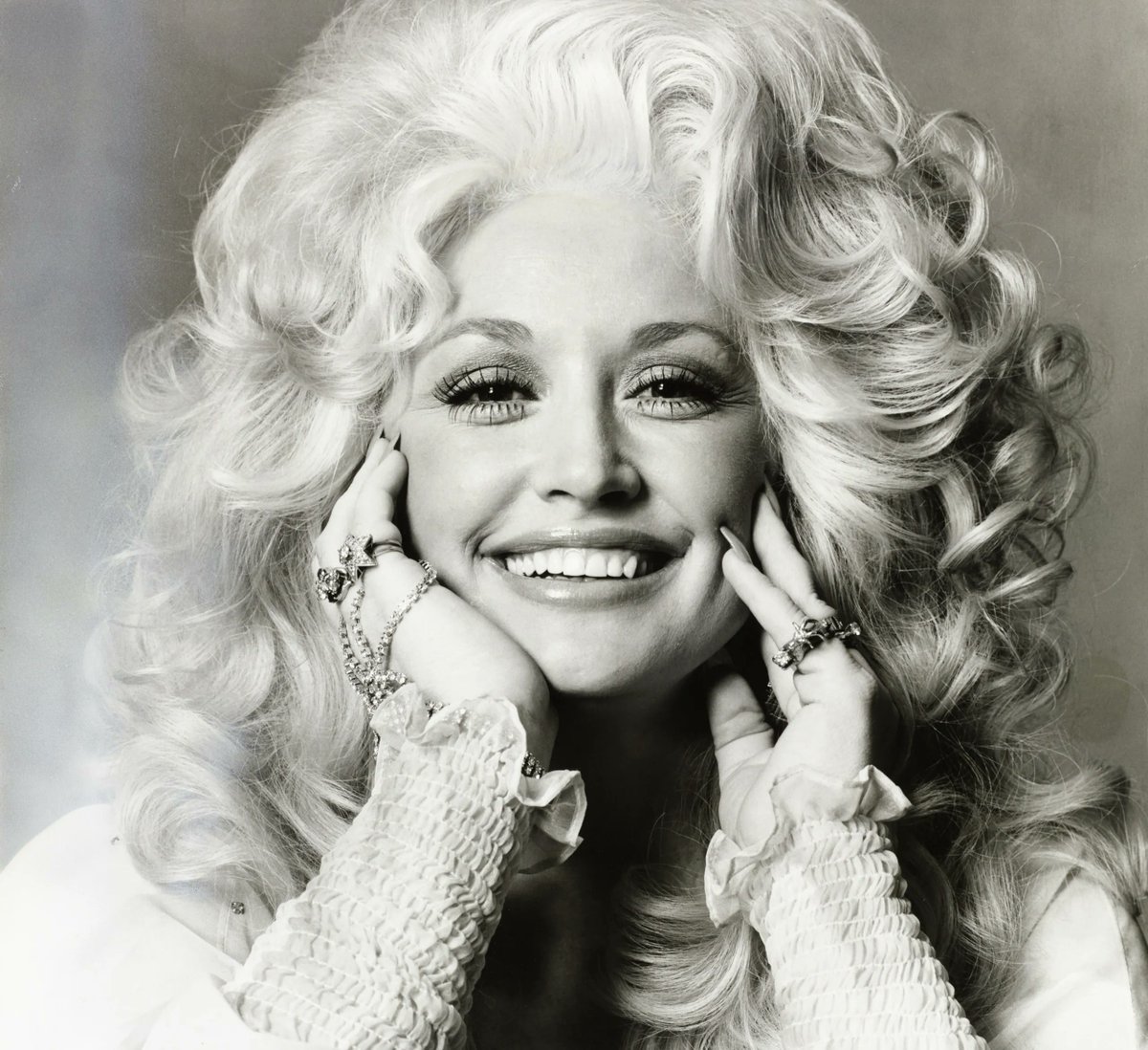 JackieLieb03's tweet photo. Dolly Parton's legacy goes far beyond country music. 🎵 Read my take on what her legacy means for her brand and PR: https://t.co/NtaikTKLvP
#372WithU 
@ProfNichols https://t.co/Cvxff1J5X3