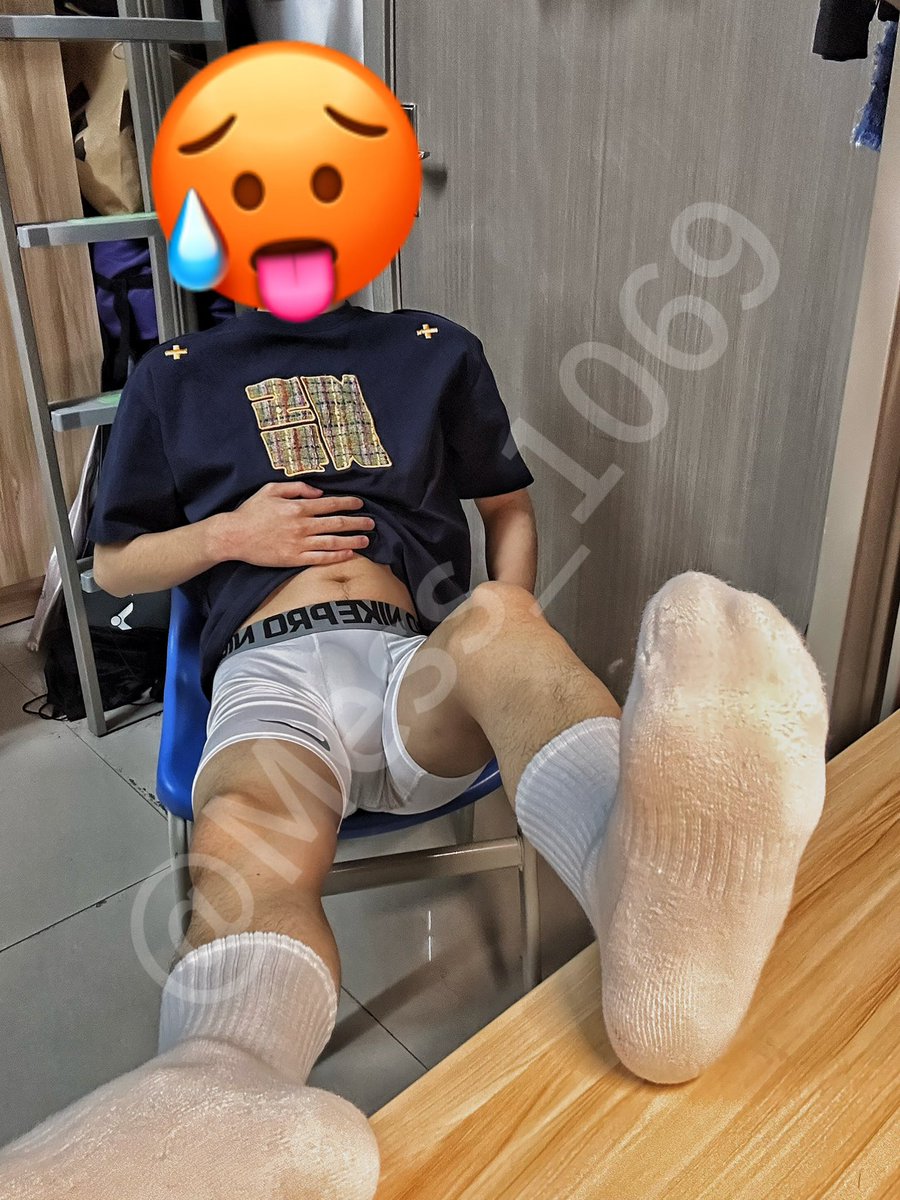 Mess_1069's tweet photo. PHOTO1️⃣6️⃣
找个骚的，到学长宿舍伺候汗臭袜底🥵

#雄臭 #白袜 #45码 #wataa https://t.co/8RX91oXT0Z