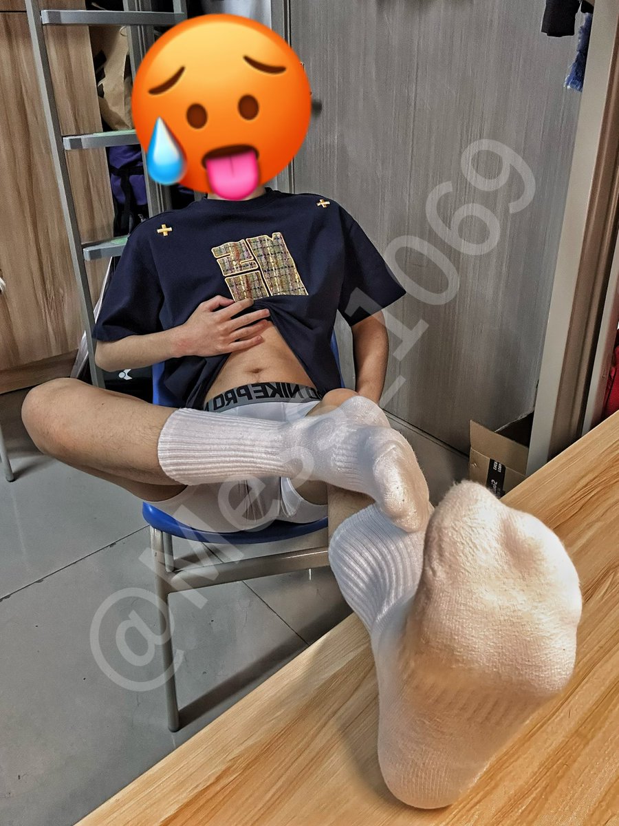 Mess_1069's tweet photo. PHOTO1️⃣6️⃣
找个骚的，到学长宿舍伺候汗臭袜底🥵

#雄臭 #白袜 #45码 #wataa https://t.co/8RX91oXT0Z